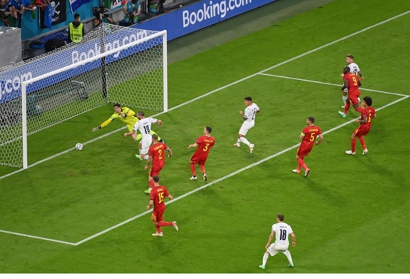 Những pha bóng đẹp trận Italia-Bỉ